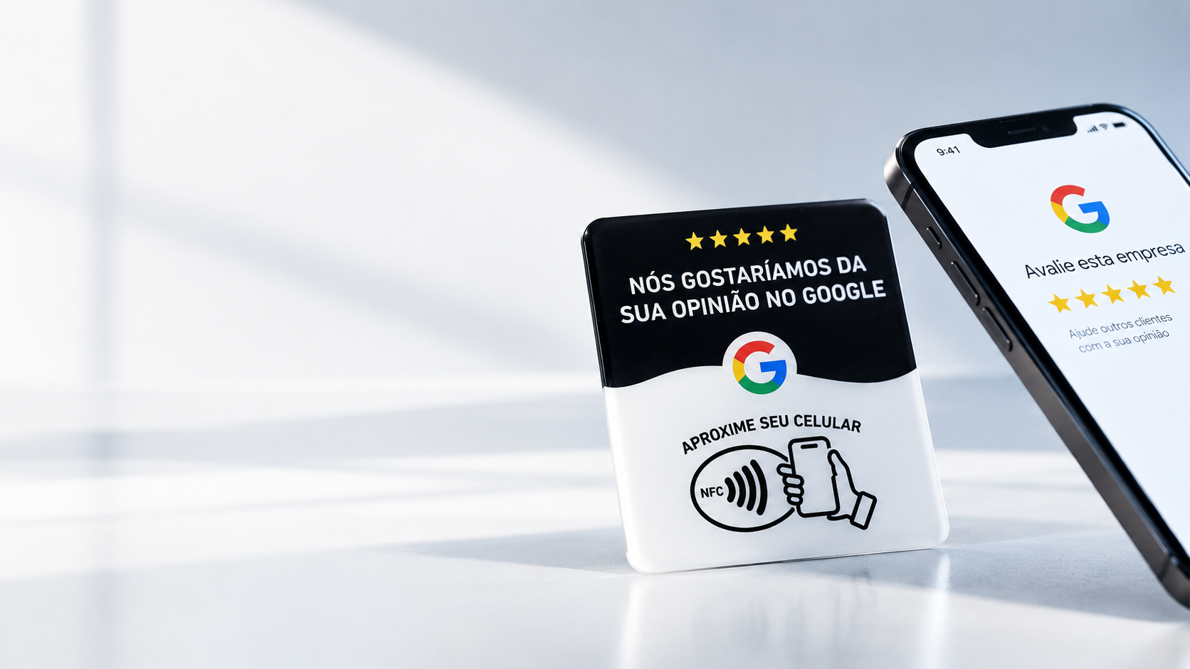 Placa NFC de acrílico sobre superfície branca ao lado de um celular que abre a avaliação da empresa no Google